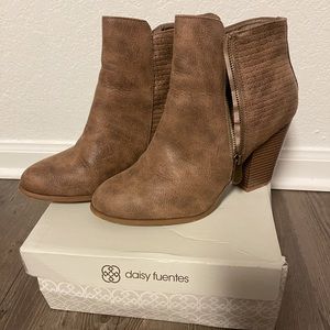 Daisy Fuentes ankle boots size 11 color mocha